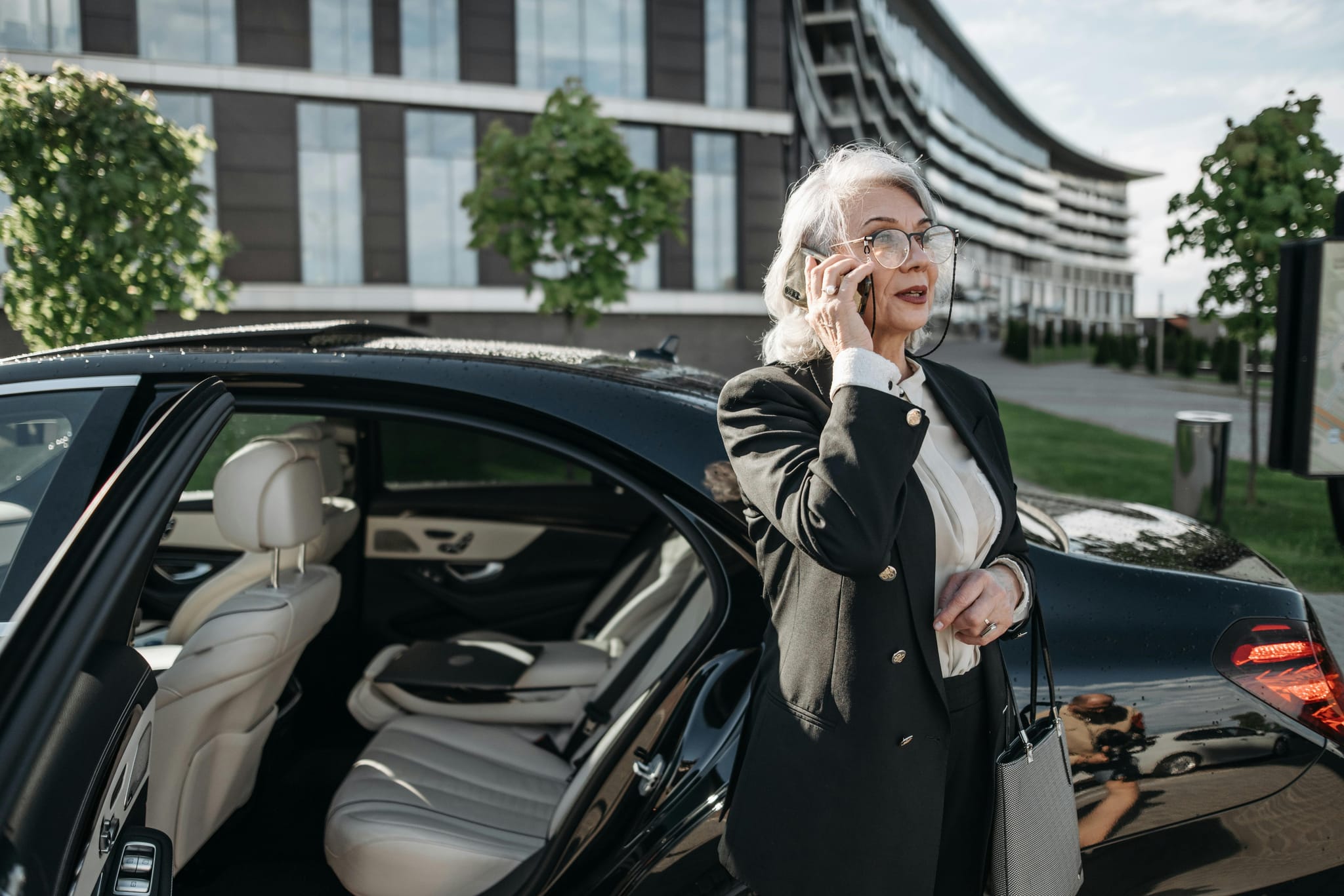 Private Limo from Seattle to Vancouver for Seamless Travel | Limo from Seattle to Vancouver