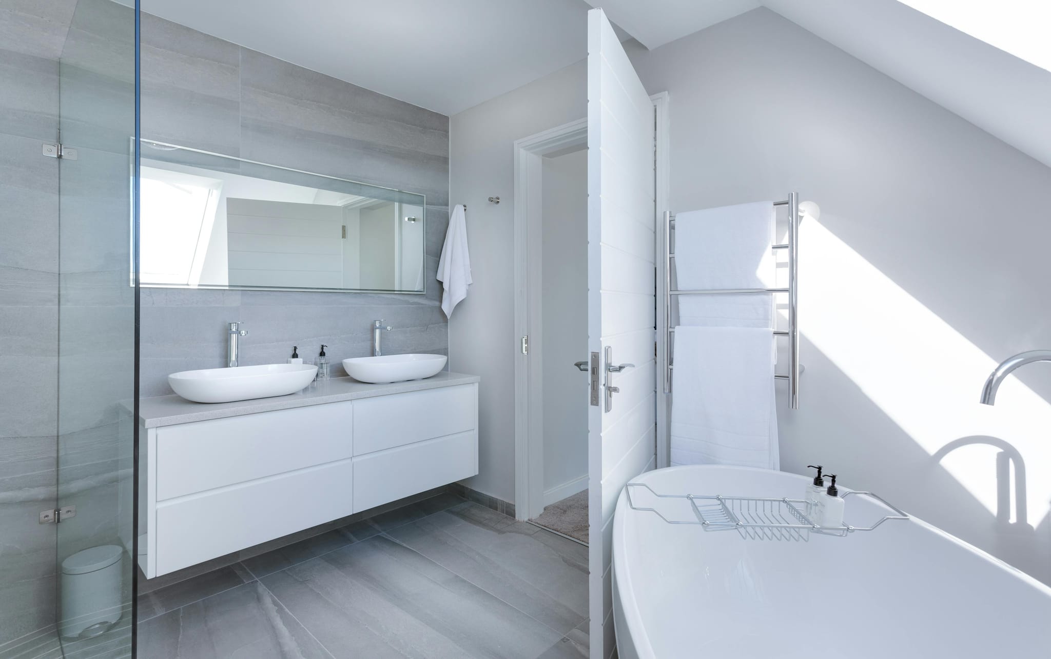 Bathroom renovation Manchester Specialists Transforming Old Bathrooms into Modern Spaces