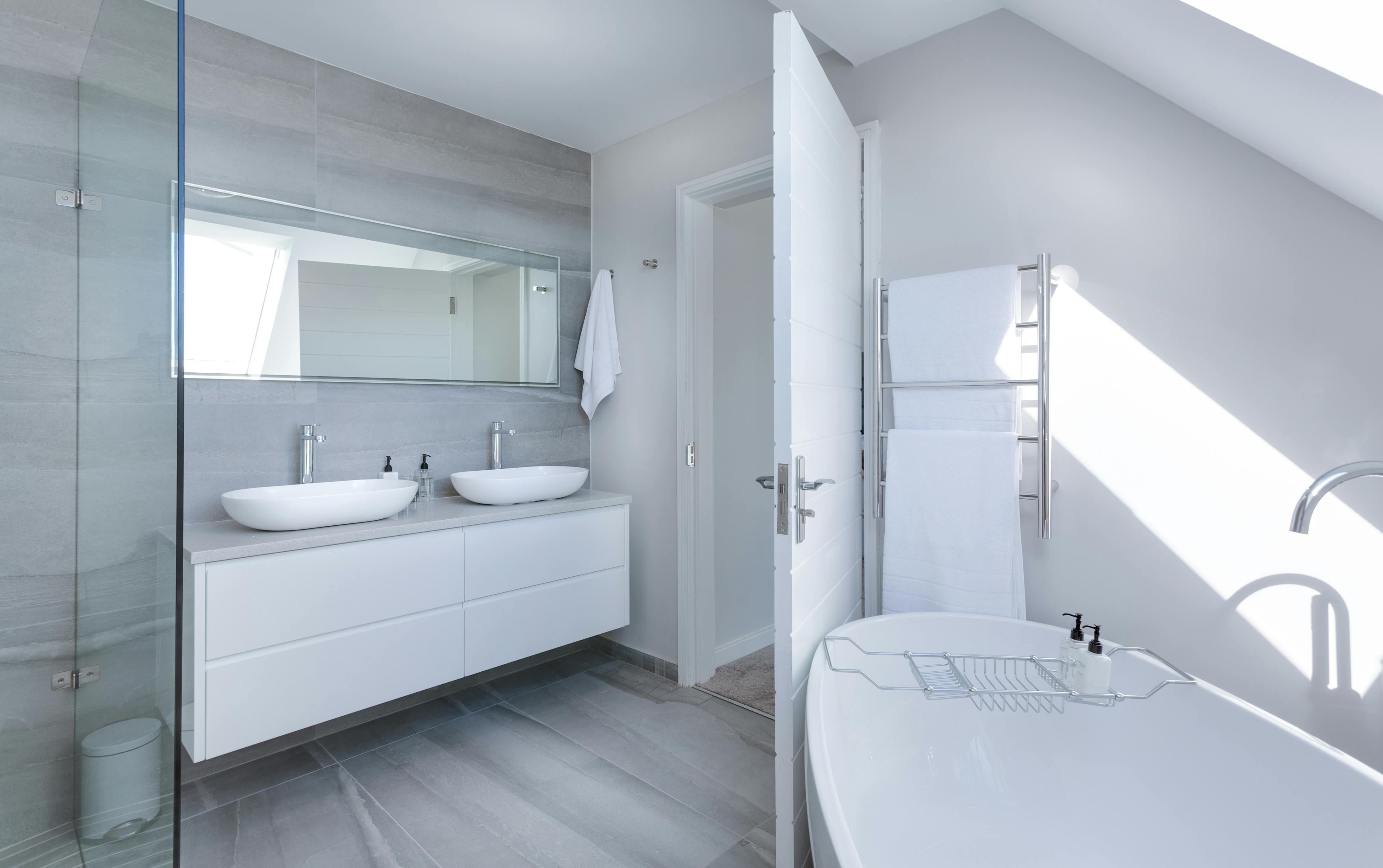 Bathroom renovation Manchester Specialists Transforming Old Bathrooms into Modern Spaces